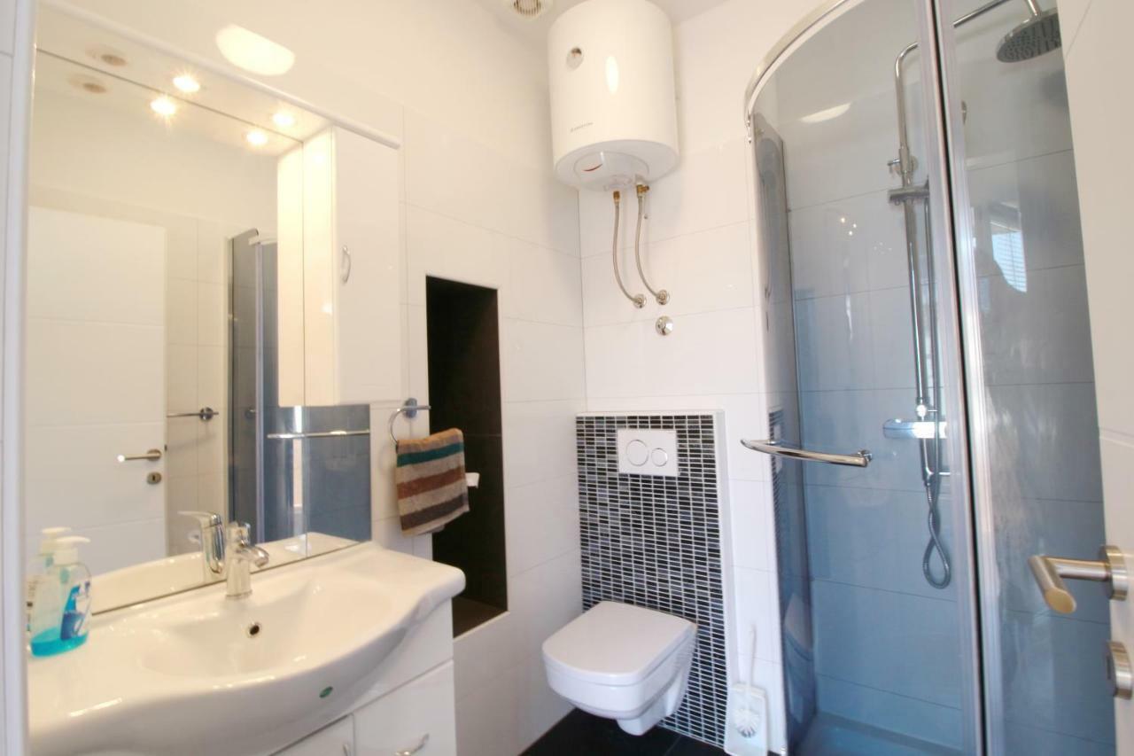 Apartment Sara With Seaview Petrcane Εξωτερικό φωτογραφία
