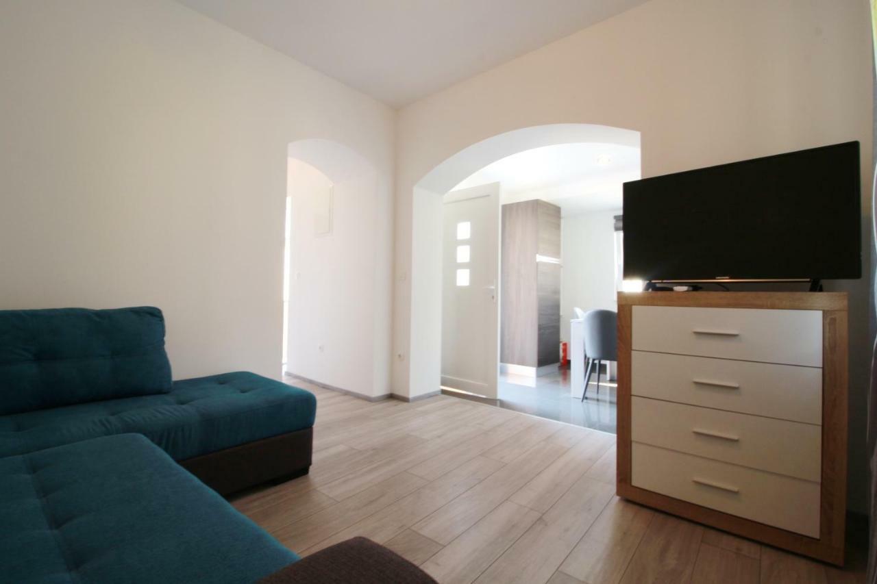 Apartment Sara With Seaview Petrcane Εξωτερικό φωτογραφία